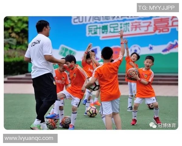 足球明星亲子时光看子女踢球展现天赋与梦想的传承