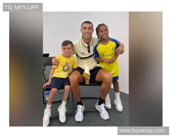 足球明星温馨瞬间与孩子亲密互动的感人照片合集